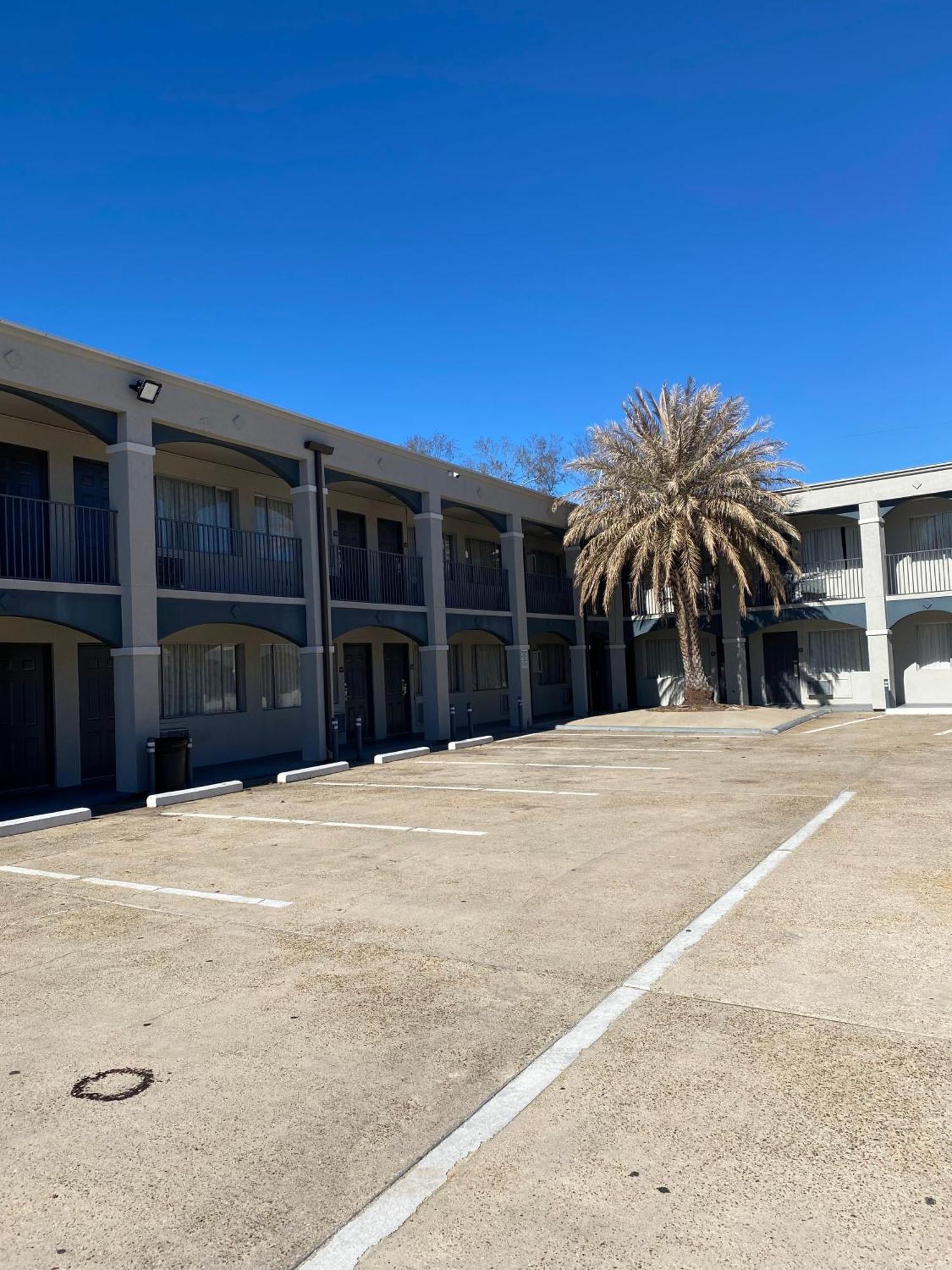 Howard Johnson By Wyndham Historic Lake Charles Exterior foto